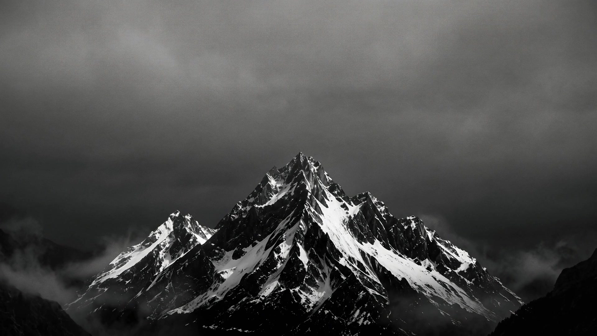 Der NORTHBERG-Berg unter einer dunklen Wolkendecke, das Schlussbild des Website-Openings